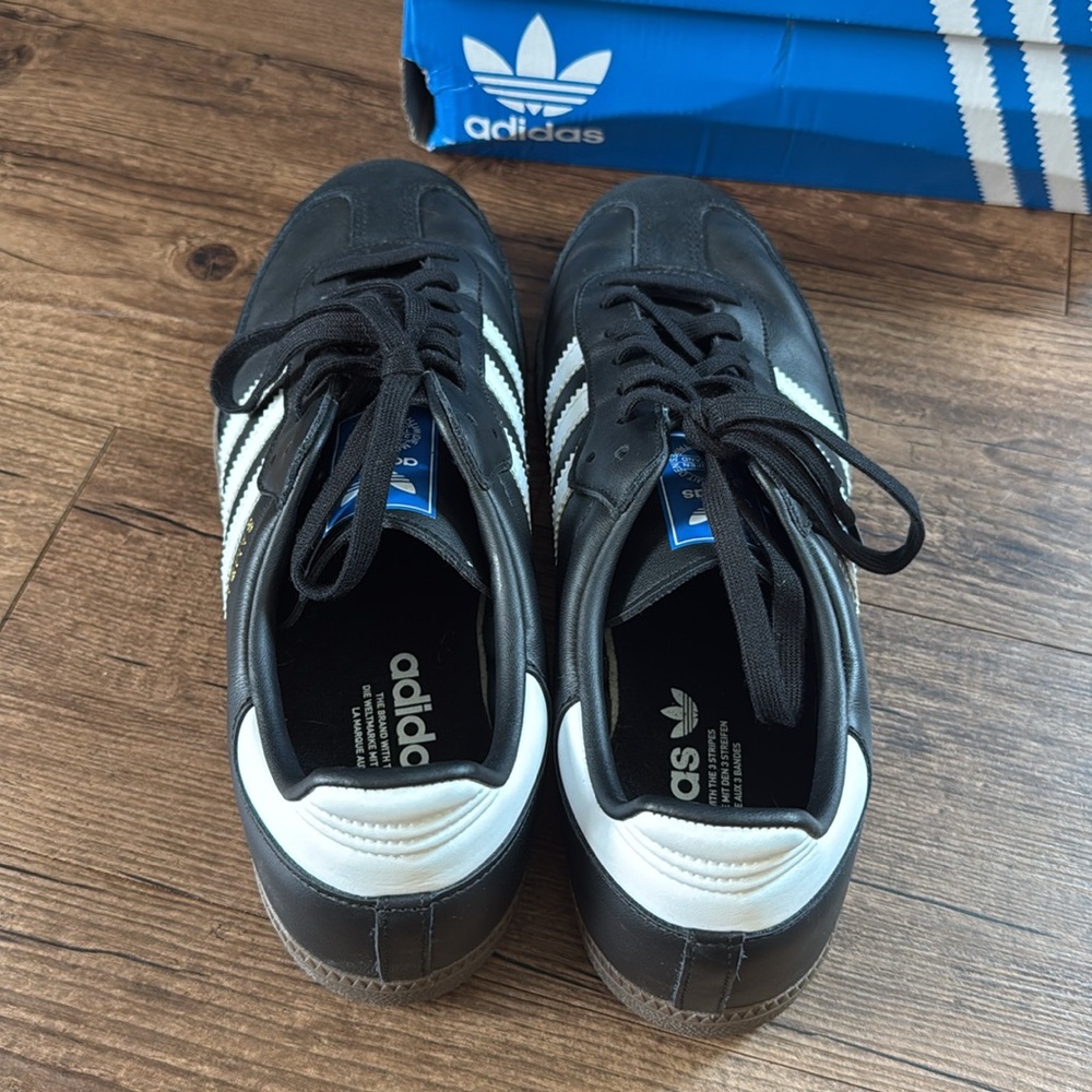 Adidas (Samba) View 3